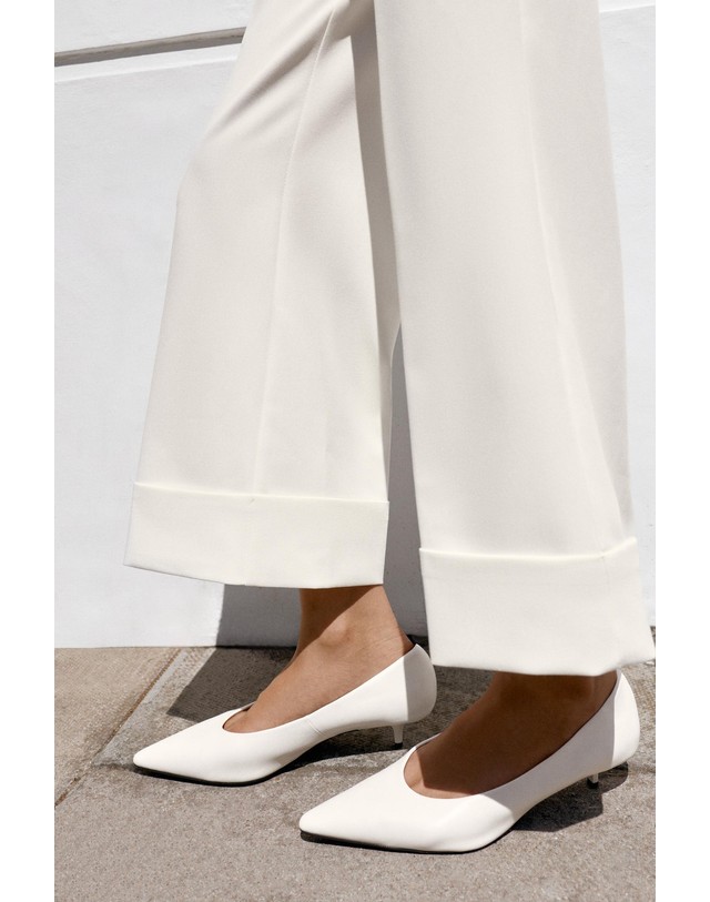 자라 자라 포인티드 브이컷 키튼힐 펌프스 2228/810/001 WHITE 화이트 착용컷