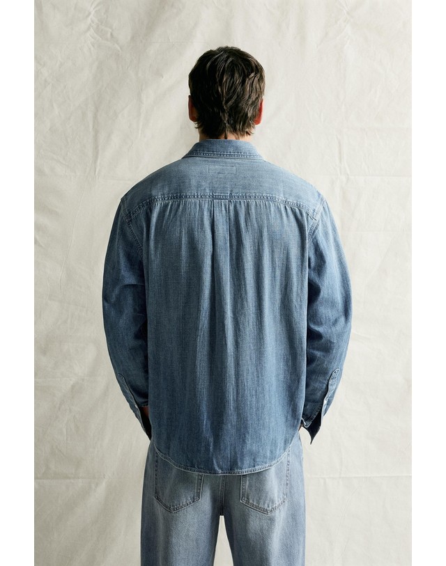 자라 자라 레귤러핏 워시드 코튼 데님 긴팔 셔츠 4470/325/406 LIGHT BLUE 블루 착용컷