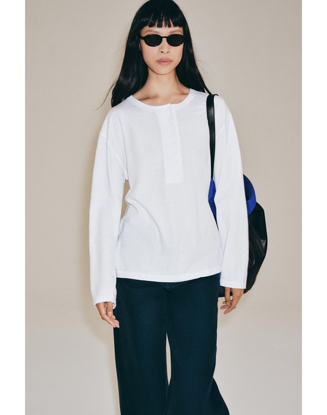 자라 자라 린넨 혼방 헨리넥 긴팔 티셔츠 0858/103/250 WHITE 화이트 착용컷