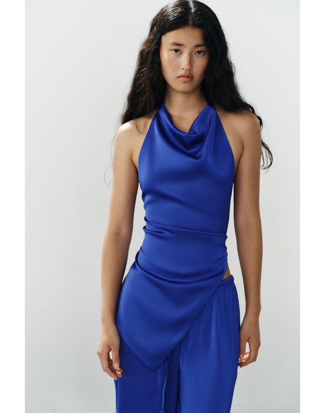 자라 자라 새틴 드레이프 홀터넥 비대칭 탑 2748/332/446 ELECTRIC BLUE 블루 착용컷