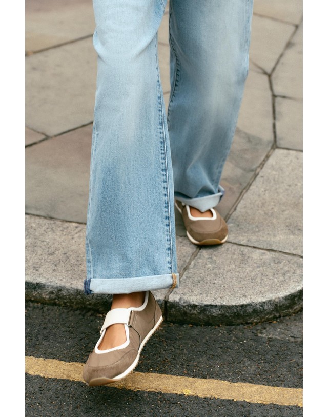 자라 자라 스포티 스트랩 발레리나 플랫 5239/810/517 OLIVE GREEN 카키 착용컷