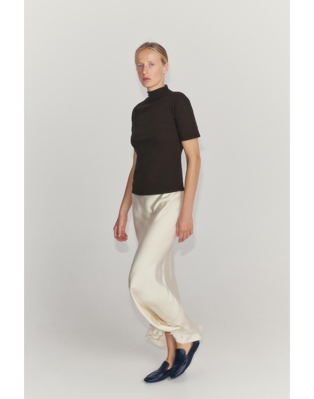 자라 자라 슬림핏 하이넥 백버튼 반팔 티셔츠 5644/747/719 BROWN VIGORE 초콜릿 착용컷