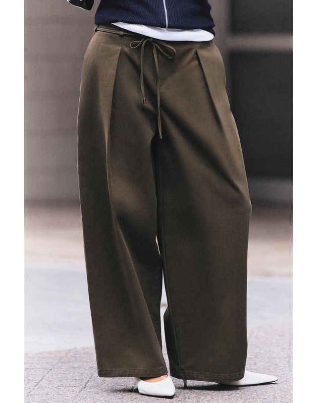 자라 자라 와이드핏 다트 벨트 팬츠 4387/228/737 BROWN / TAUPE 카키 착용컷