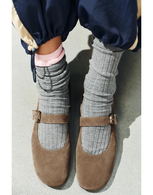 자라 자라 스웨이드 스트랩 발레리나 플랫 3551/810/131 TAUPE GREY 베이지 착용컷