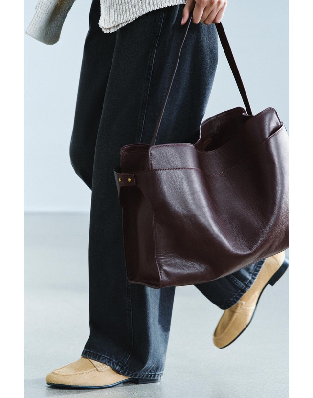 자라 자라 레더 포켓 맥시 토트백 6766/810/624 BURGUNDY RED 레드 착용컷