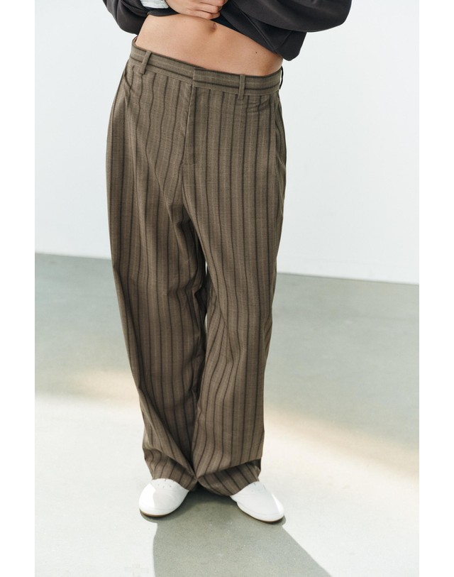 자라 자라 스트라이프 플리츠 와이드 팬츠 1255/531/523 KHAKI MARL 카키 착용컷