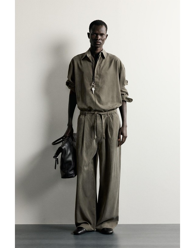자라 자라 릴렉스핏 워시드 긴팔 폴로 셔츠 1437/358/507 DARK KHAKI 카키 착용컷
