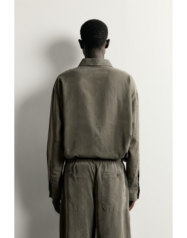 자라 자라 릴렉스핏 워시드 긴팔 폴로 셔츠 1437/358/507 DARK KHAKI 카키 착용컷