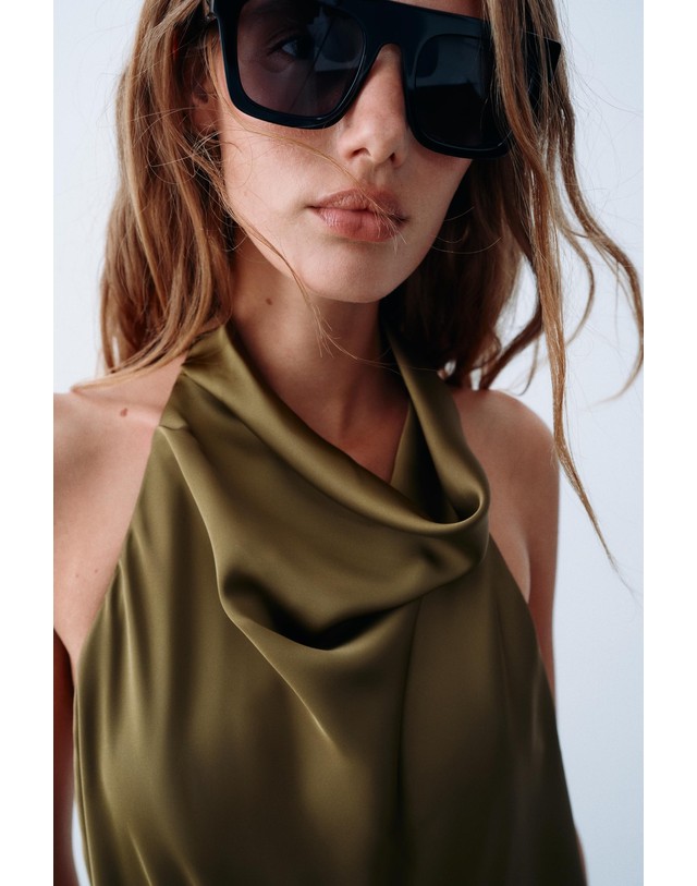 자라 자라 새틴 홀터넥 오픈백 점프수트 8053/625/528 DARK OLIVE 카키 착용컷
