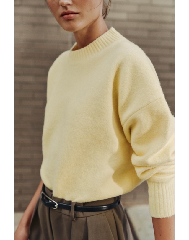 자라 자라 라운드넥 소프트 니트 스웨터 2142/191/306 LIGHT YELLOW 노랑 착용컷