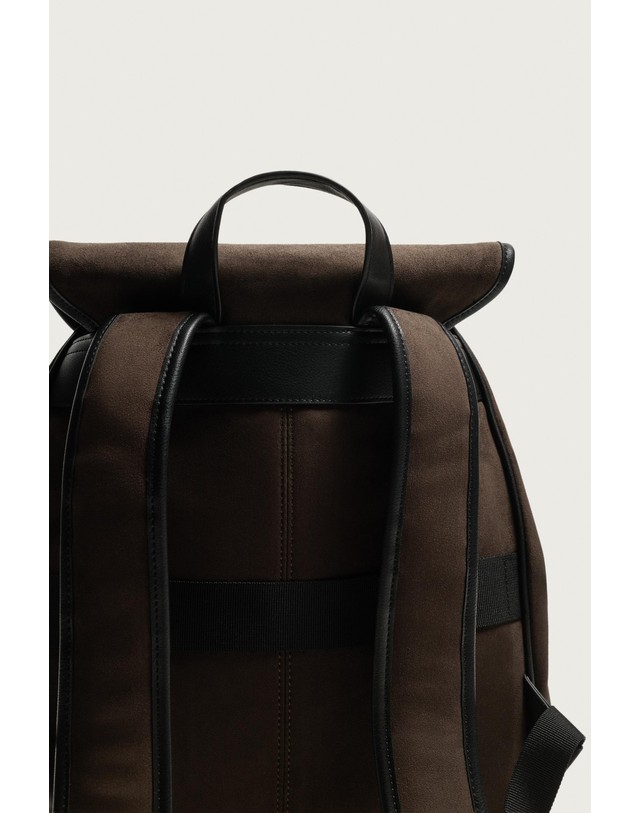 자라 자라 멀티포켓 플랩 버클 백팩 3241/820/700 BROWN 초콜릿 착용컷