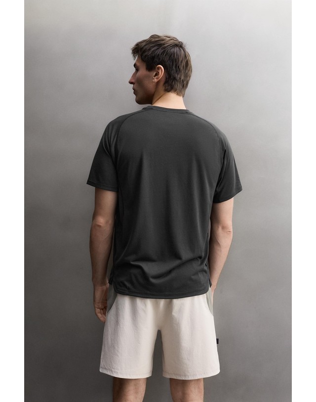 자라 자라 테크니컬 라운드넥 반팔 티셔츠 8054/331/800 BLACK 블랙 착용컷