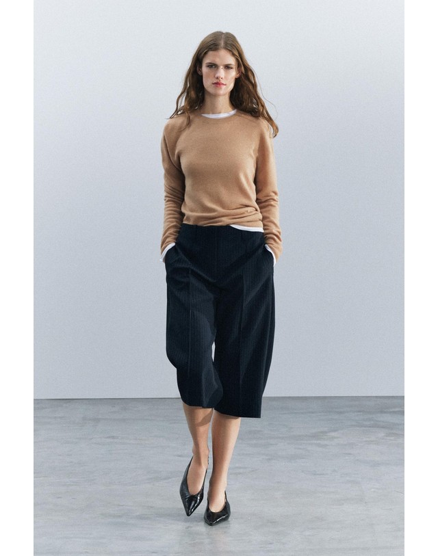 자라 자라 플리츠 테일러드 버뮤다 팬츠 2060/570/104 STRIPED 네이비 착용컷