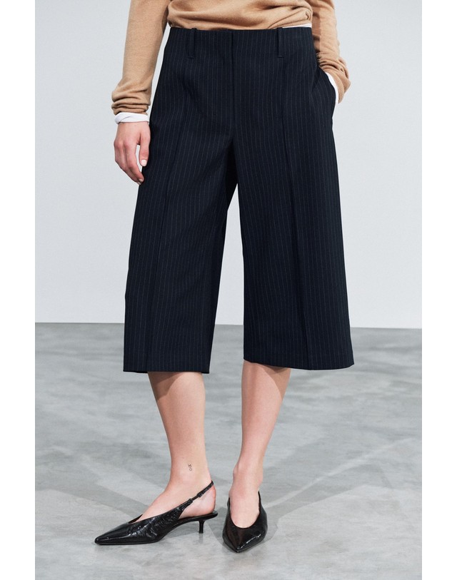 자라 자라 플리츠 테일러드 버뮤다 팬츠 2060/570/104 STRIPED 네이비 착용컷