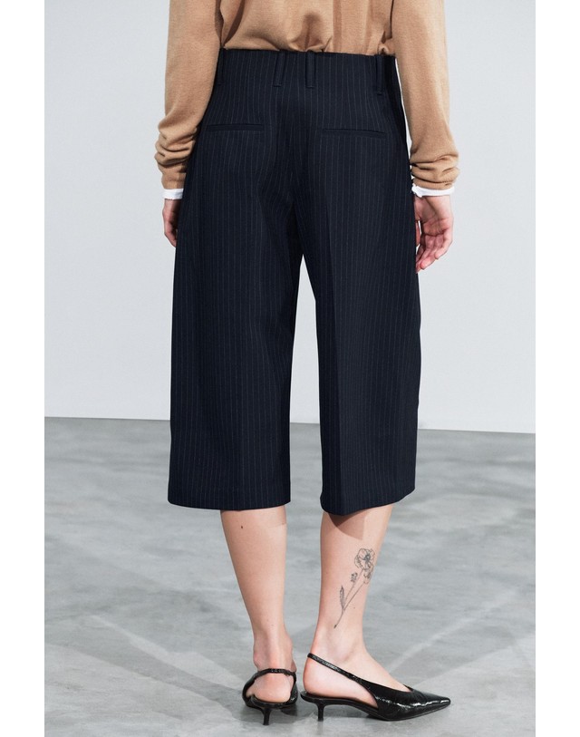 자라 자라 플리츠 테일러드 버뮤다 팬츠 2060/570/104 STRIPED 네이비 착용컷