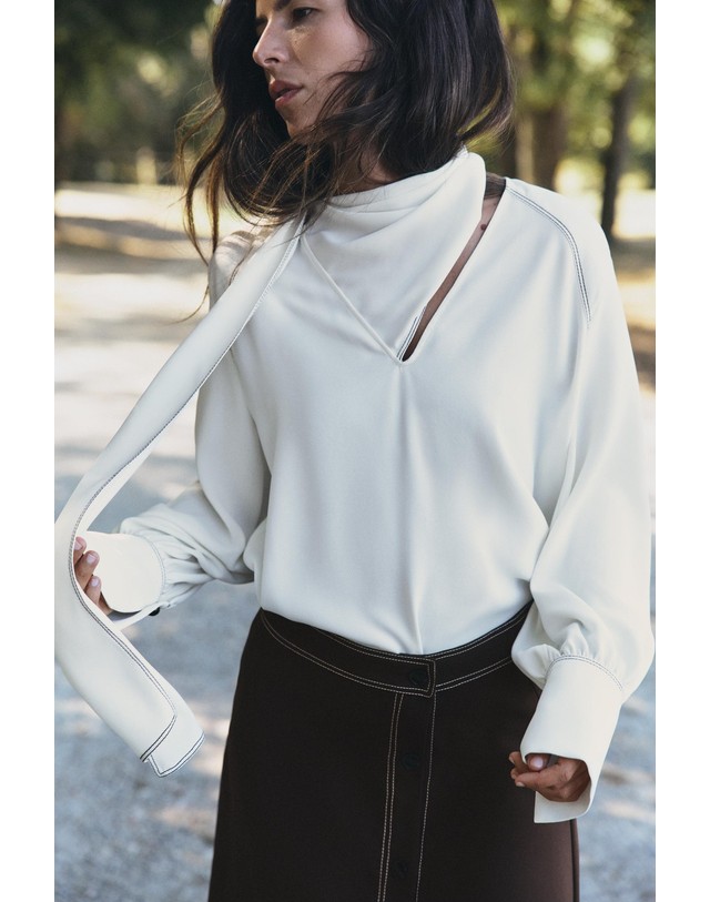 자라 자라 스카프 스티치 긴팔 블라우스 8870/572/251 OYSTER-WHITE 아이보리 착용컷