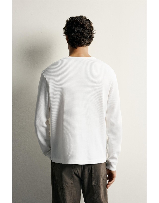 자라 자라 레귤러핏 와플 니트 긴팔 티셔츠 4087/200/251 OYSTER-WHITE 아이보리 착용컷