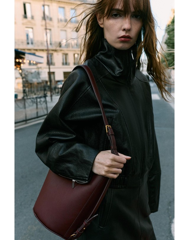 자라 자라 버클 디테일 숄더 버킷백 6452/810/624 BURGUNDY RED 레드 착용컷