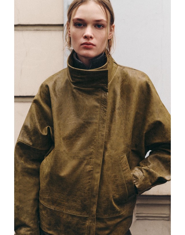 자라 자라 하이넥 오버핏 레더 자켓 4332/240/515 OLIVE GREEN 카키 착용컷