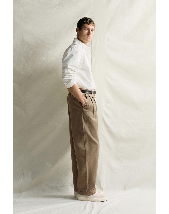 자라 자라 레귤러핏 플리츠 치노 팬츠 2553/754/832 TAUPE GREY 베이지 착용컷