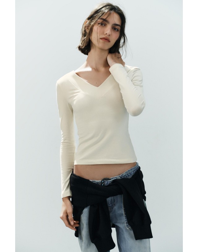 자라 자라 슬림핏 브이넥 긴팔 티셔츠 4174/835/712 ECRU 아이보리 착용컷