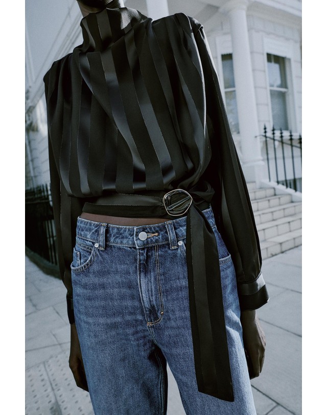 자라 자라 메탈릭 얀 벨트 하이넥 블라우스 8094/611/800 BLACK 블랙 착용컷