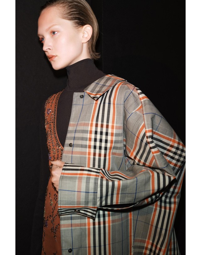 자라 자라 오버핏 체크 숏 트렌치 코트 3811/252/056 BLACK/ORANGE 멀티컬러 착용컷