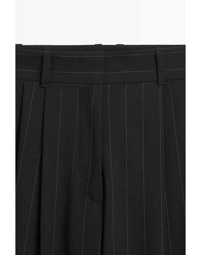 마시모두띠 마시모두띠 핀스트라이프 캐럿핏 팬츠 5040/742 BLACK 블랙 착용컷