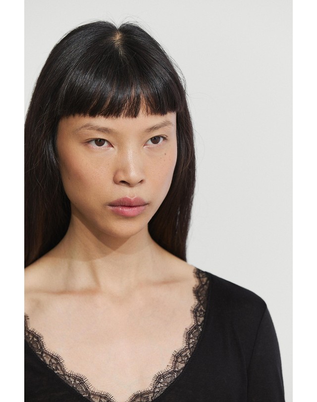 마시모두띠 마시모두띠 레이스 브이넥 긴팔 티셔츠 6874/575 BLACK 블랙 착용컷