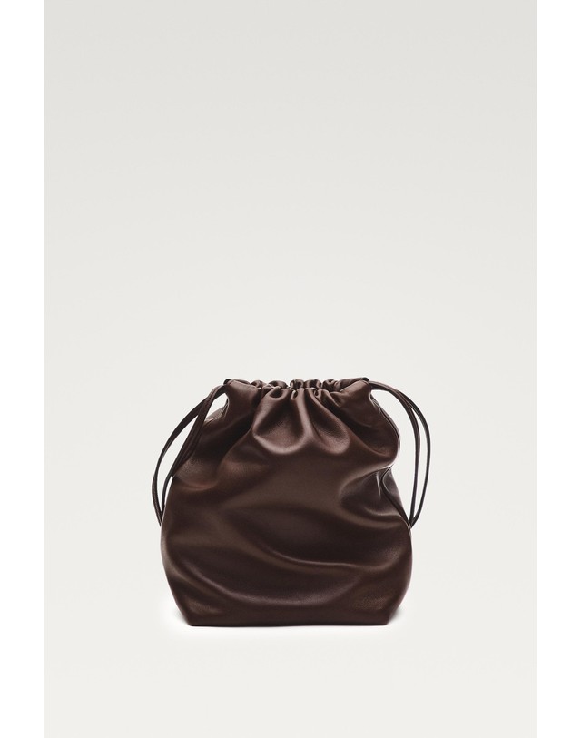 마시모두띠 마시모두띠 나파 레더 스트링 버킷백 4670/635 CHOCOLATE 초콜릿 착용컷