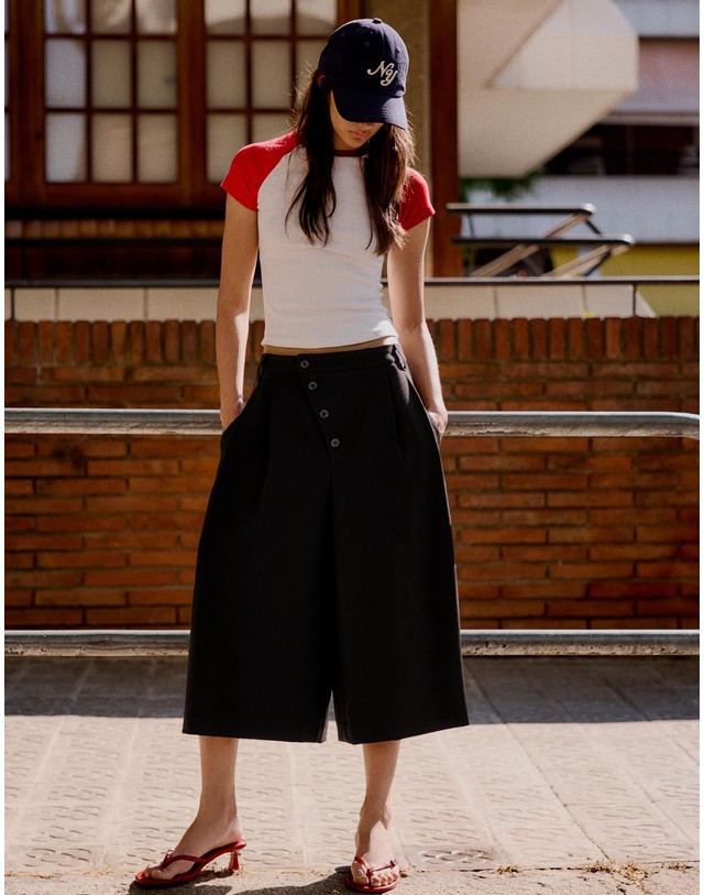 버쉬카 버쉬카 버튼 플리츠 큐롯 버뮤다 팬츠 2845/741 BLACK 블랙 착용컷