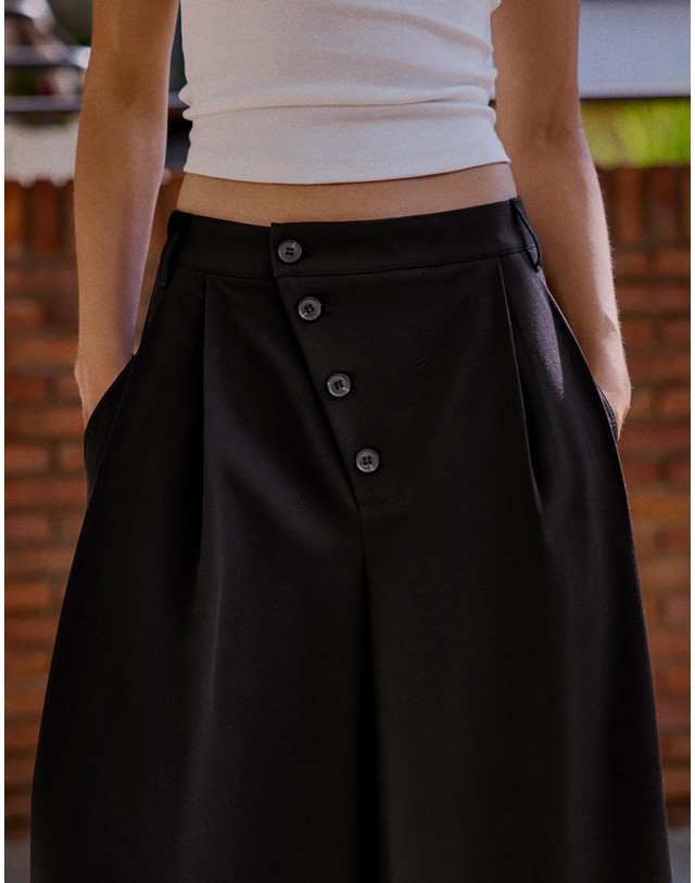 버쉬카 버쉬카 버튼 플리츠 큐롯 버뮤다 팬츠 2845/741 BLACK 블랙 착용컷