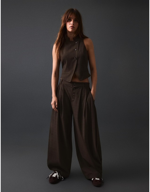 버쉬카 버쉬카 크로스 버튼 베스트 2548/232 BROWN 초콜릿 착용컷