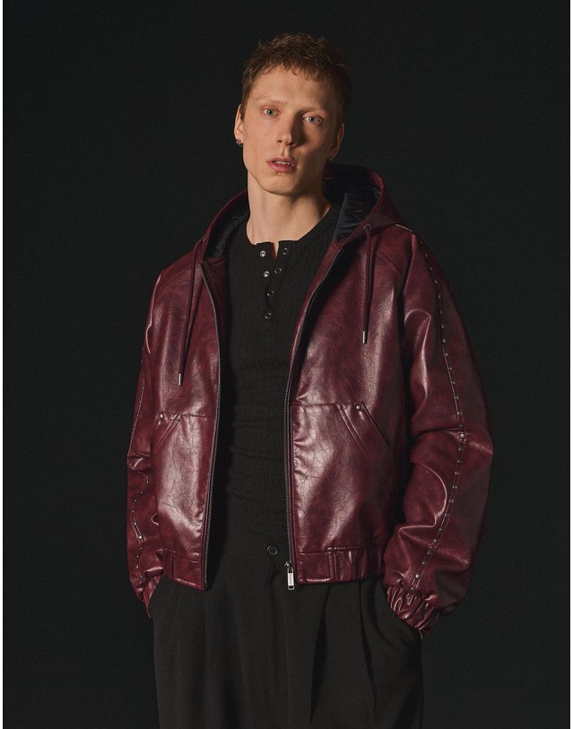 버쉬카 버쉬카 스터드 후드 집업 자켓 2560/677 MAROON 레드 착용컷