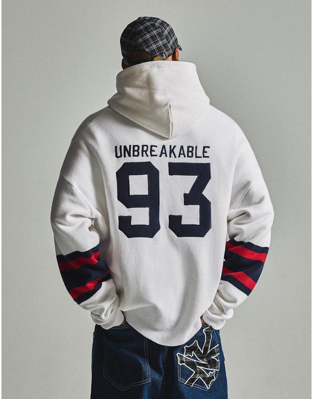 버쉬카 버쉬카 자수 그래픽 브이넥 니트 스웨터 3136/376 OFF WHITE 화이트 착용컷