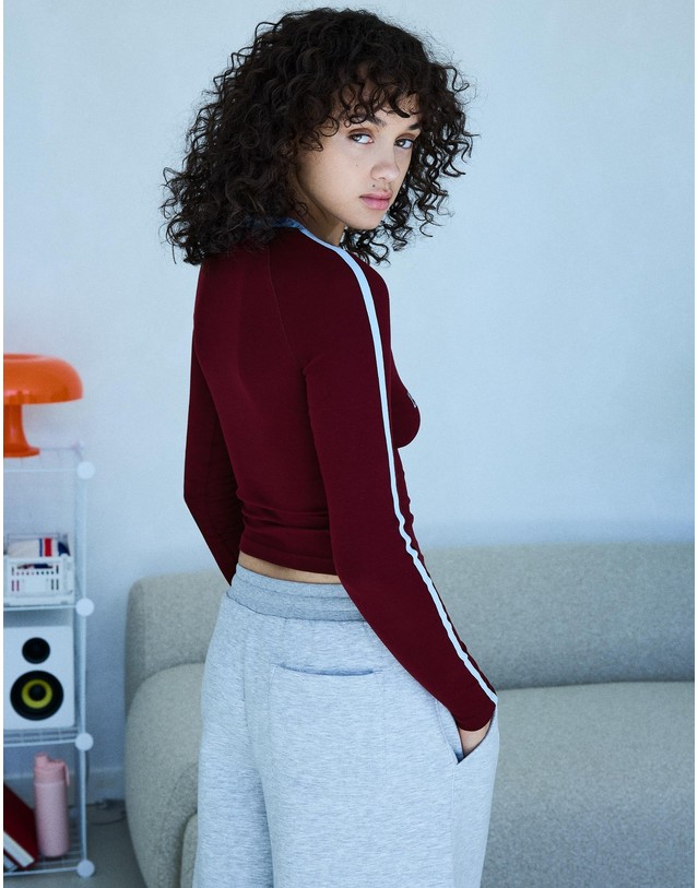 버쉬카 버쉬카 배색 프린트 크롭 긴팔 티셔츠 3974/093 BURGUNDY 레드 착용컷