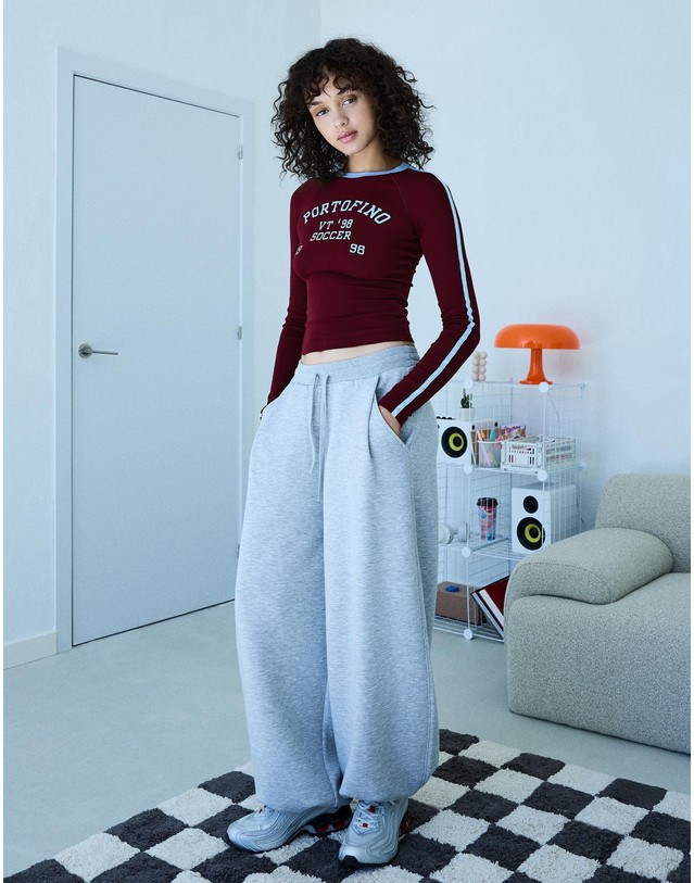 버쉬카 버쉬카 배색 프린트 크롭 긴팔 티셔츠 3974/093 BURGUNDY 레드 착용컷