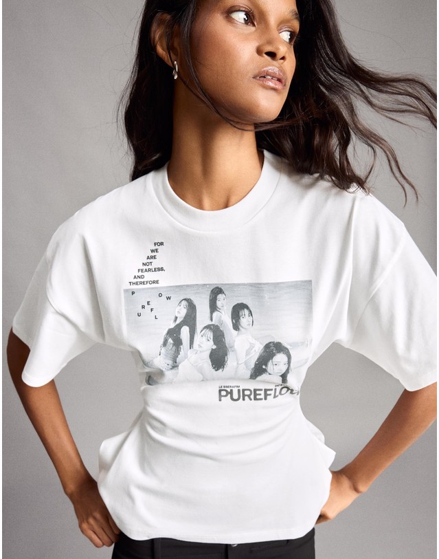 버쉬카 버쉬카 컷아웃 그래픽 반팔 티셔츠 4551/360 OFF WHITE 화이트 착용컷