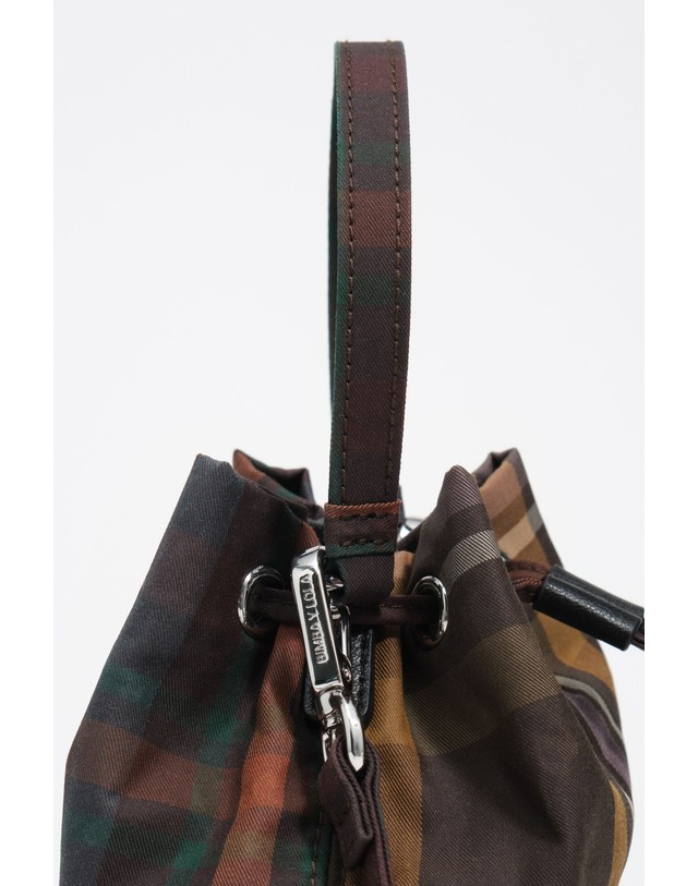 빔바이롤라 빔바이롤라 타탄 체크 코팅 버킷백 262BBV997.20254 TARTAN CHOCOLATE GREEN 멀티컬러 착용컷