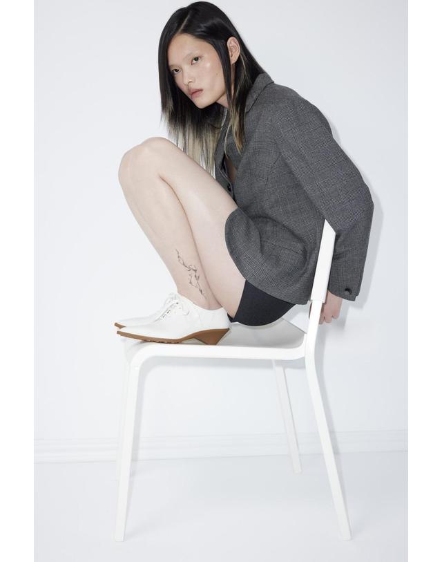 캠퍼 캠퍼 포인티 로우힐 슈즈 화이트 Anita K201899-002 WHITE 착용컷