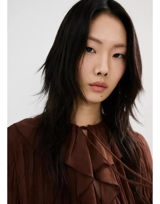 망고 망고 러플넥 쉬폰 긴팔 블라우스 27034100_30 MARRON 브라운 착용컷