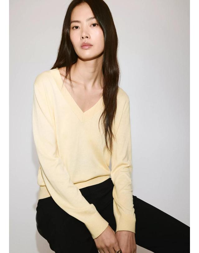망고 망고 브이넥 레귤러핏 니트 스웨터 37084775_10 VAINILLA 노랑 착용컷