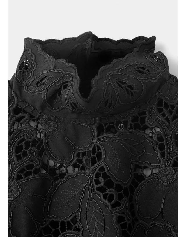 망고 망고 기퓌르 레이스 하이넥 크롭 블라우스 37094087_99 NEGRO 블랙 착용컷
