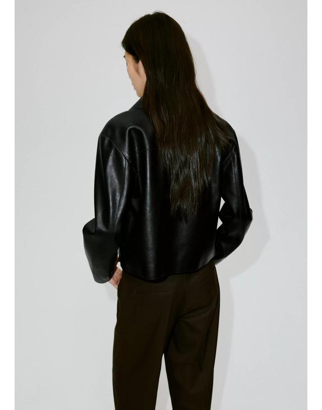 망고 망고 레더 이펙트 집업 크롭 자켓 37054416_99 NEGRO 블랙 착용컷