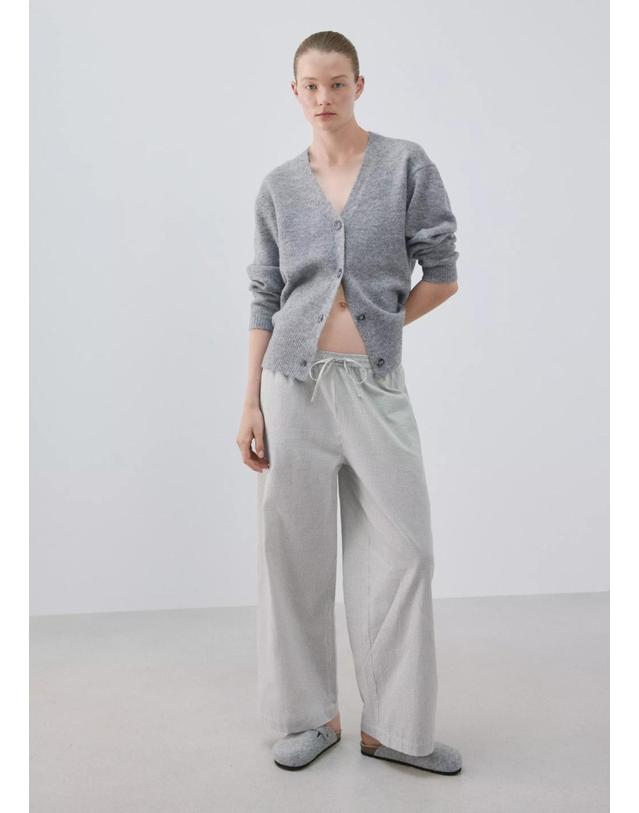 망고 망고 브이넥 버튼 니트 가디건 37071439_92 GRIS 그레이 착용컷