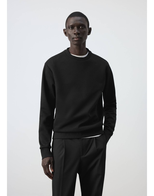 망고 망고 레귤러핏 순면 크루넥 맨투맨 37095983_99 NEGRO 블랙 착용컷