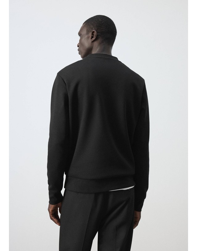망고 망고 레귤러핏 순면 크루넥 맨투맨 37095983_99 NEGRO 블랙 착용컷