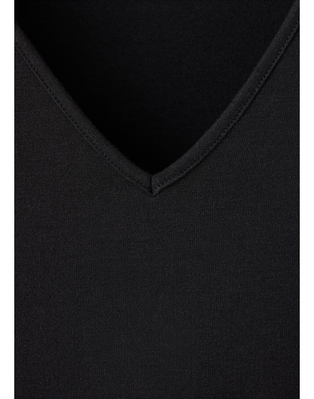 망고 망고 슬림핏 브이넥 긴팔 티셔츠 37016015_99 NEGRO 블랙 착용컷
