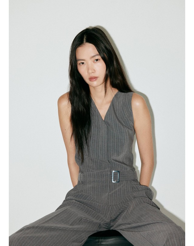 망고 망고 핀스트라이프 민소매 점프수트 37035842_92 GRIS 그레이 착용컷