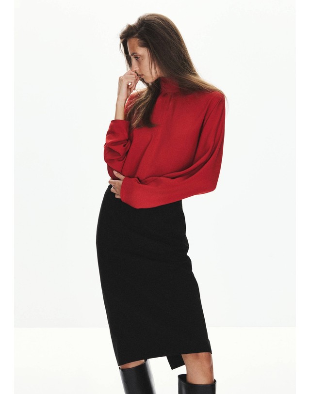 망고 망고 하이넥 백 버튼 긴팔 블라우스 37035861_70 ROJO 레드 착용컷